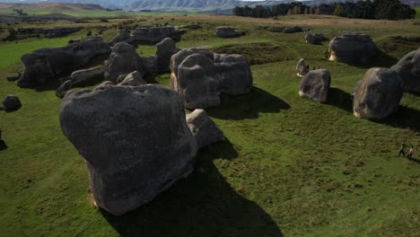 Elephant-Rocks,-amazing-boulder-rock-limestone-formation-in-New-Zealand-nature