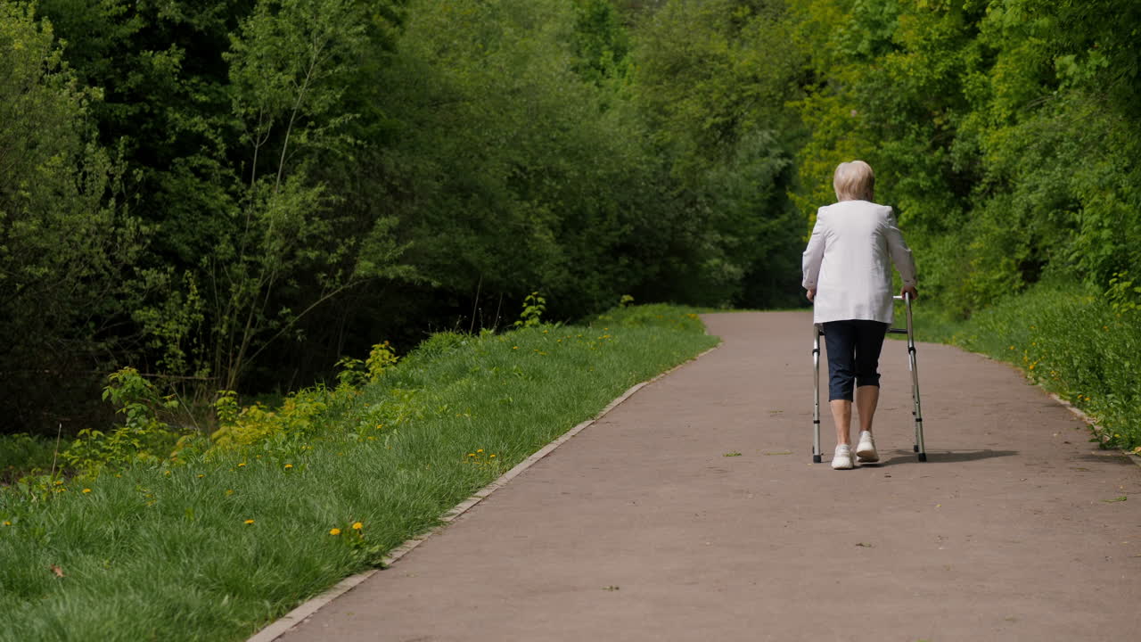 기 막대기 를 들고 공원 에서 고 있는 노인 여자