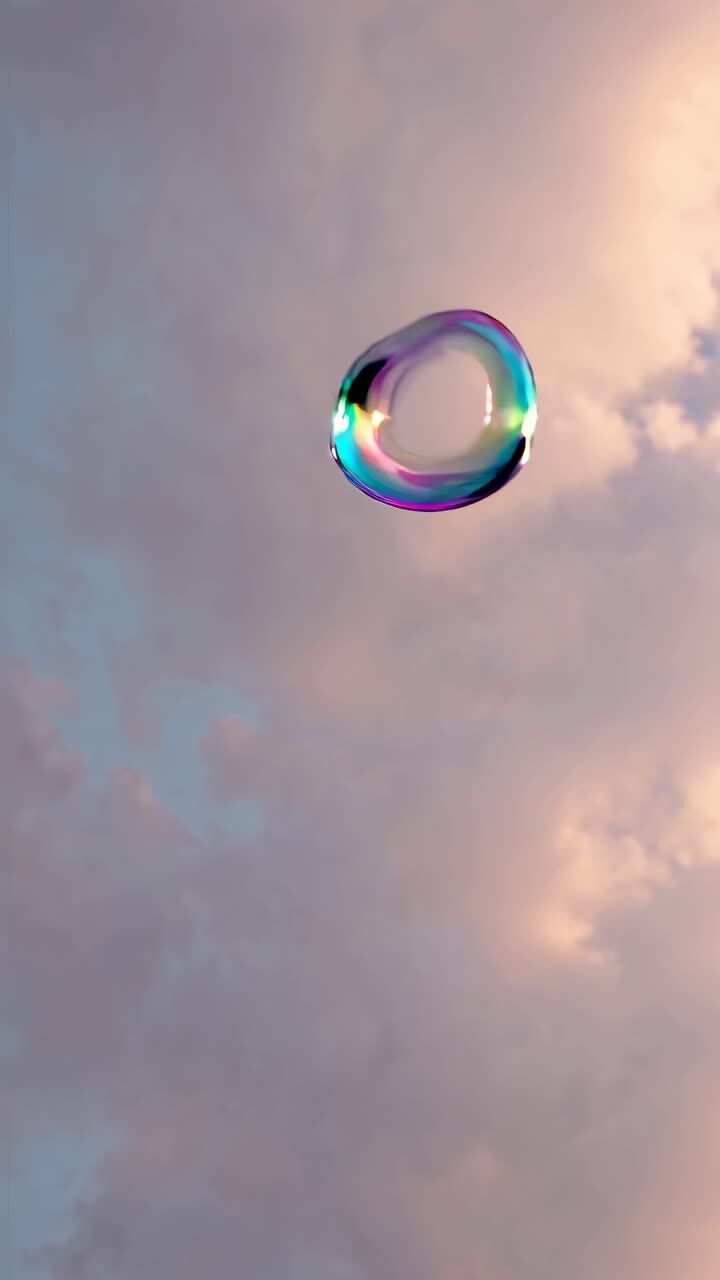 Un fotogramma video onirico di una bolla di sapone che fluttua contro un cielo color pastello, ripreso da un angolo basso