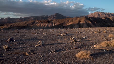 Trockener-Boden-Mit-Trockenen-Sträuchern-In-Der-Mojave-Wüste,-Kalifornien-Mit-Sierra-Nevada-In-Der-Ferne,-Luftüberflug,-Langsame-Aufnahme