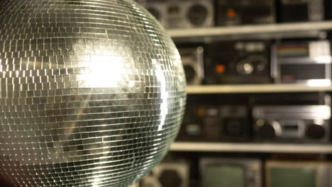 Pared-Con-Bola-De-Discoteca-Y-Ghettoblaster