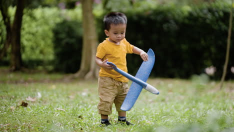 Vietnamesisches-Kind-In-Einem-Park