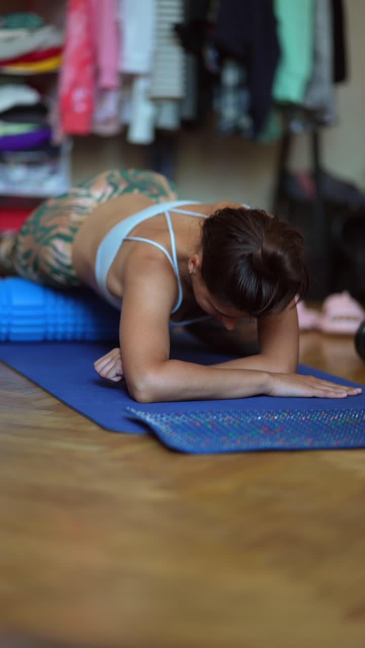 mujer haciendo auto-cuidado y estiramiento rutina con rollo de espuma