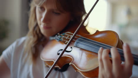 Niña-Tocando-El-Violín-En-Casa.-Violinista-Tocando-Acordes-En-Instrumentos-Musicales