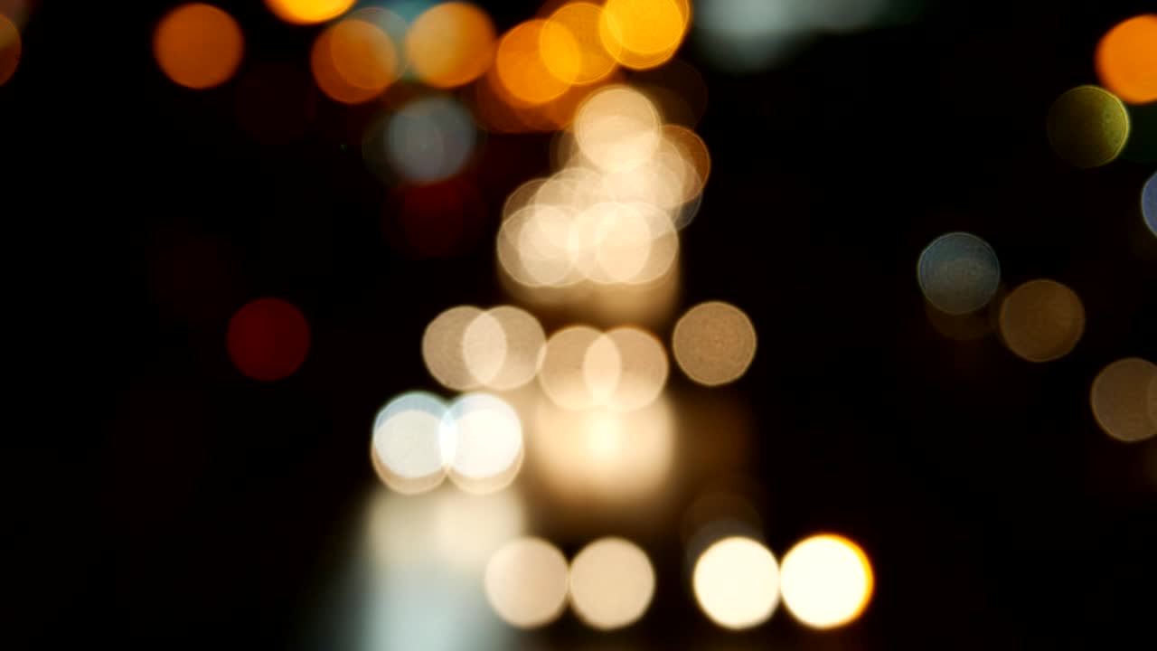 hermoso fondo bokeh en la oscuridad, fuera de foco luces durante la noche
