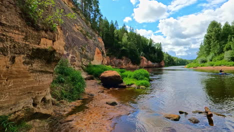 Rocas-De-Erglu-A-Lo-Largo-Del-Río-Gauja-Y-El-Parque-Nacional,-Letonia