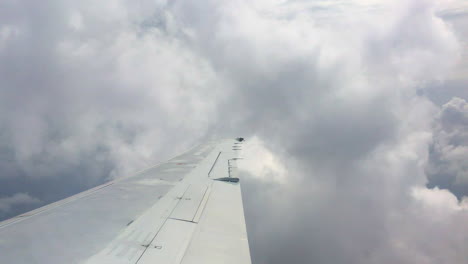 Eine-Schöne-Aussicht-Aus-Dem-Flugzeug-Mit-Einem-Wolkenspektakel-Draußen