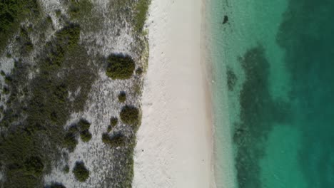 Vista-Aérea-De-Arriba-Hacia-Abajo-De-Los-Roques-Con-Aguas-Cristalinas-Y-Arenas-Blancas-Prístinas.