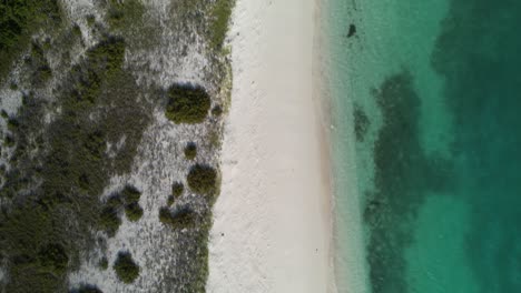 vista aérea de arriba hacia abajo de los rocas con aguas cristalinas y arenas blancas prístinas