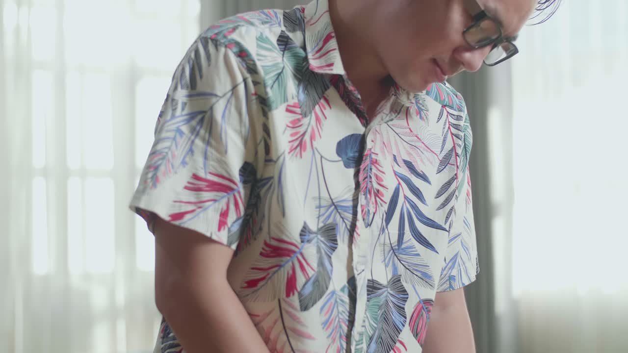 꽃 셔츠를 입고 웃는 남자