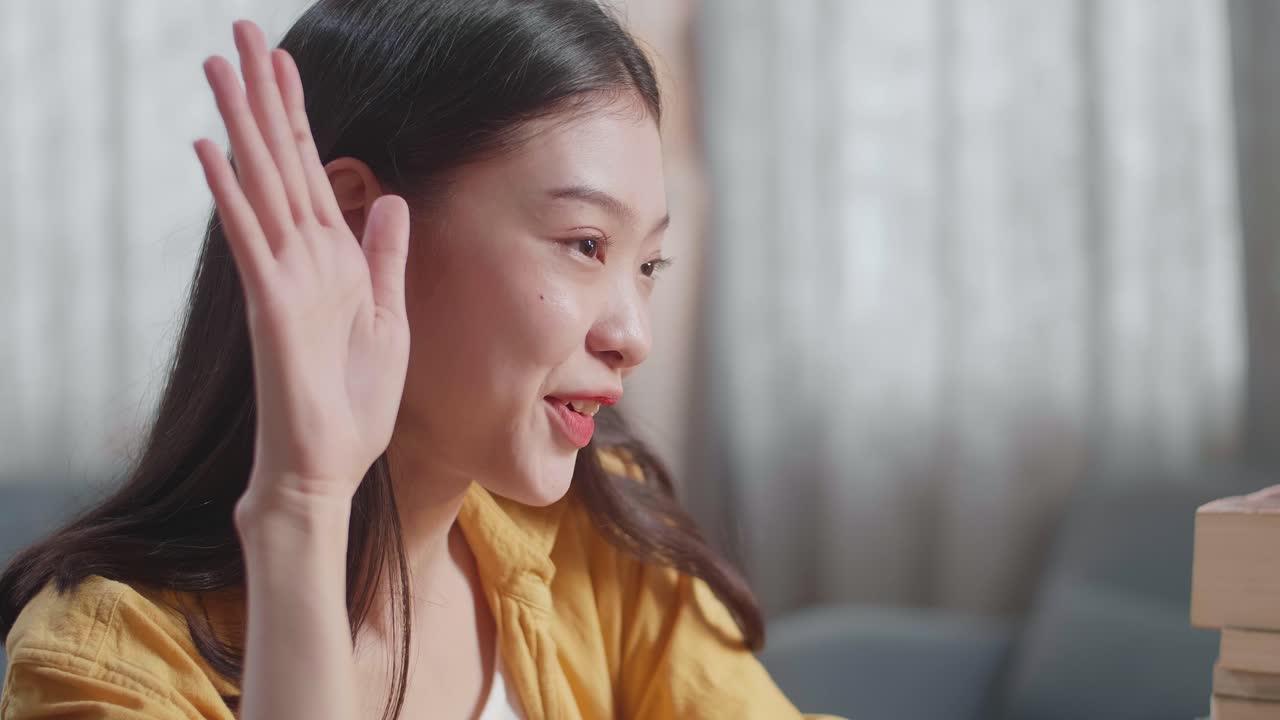 대화 중인 젊은 여자