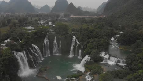 Enthüllungsaufnahme-Des-Ban-Gioc-Wasserfalls-In-Vietnam,-Luftaufnahme