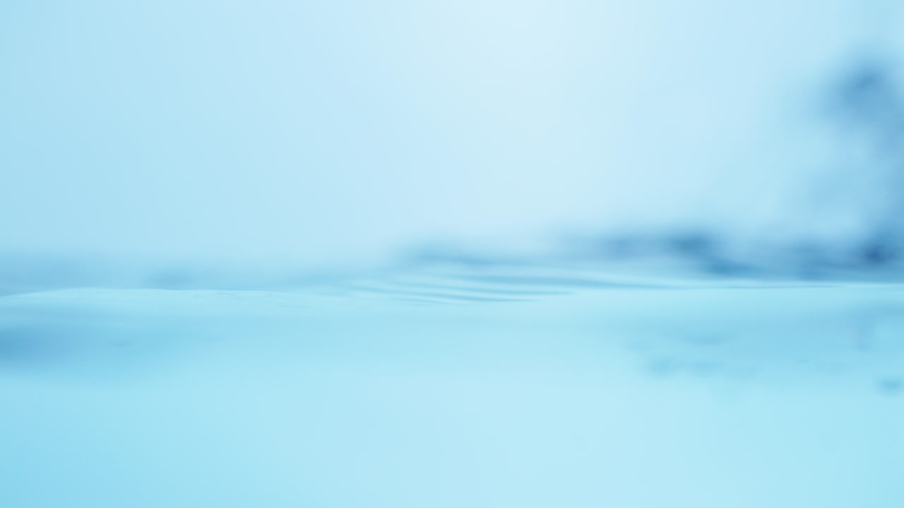 크리스탈처럼 은 파란 물이 파도로 터져 큰 물 크에 어리와 거품을 만들어내는 근접 촬영