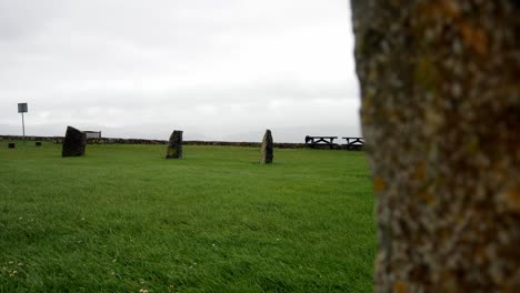 Círculo-De-Piedra-En-Beaumaris-Grass-Promenade-área-De-Asientos-Dolly-Derecha-Revelar-Desde-Detrás-De-La-Piedra