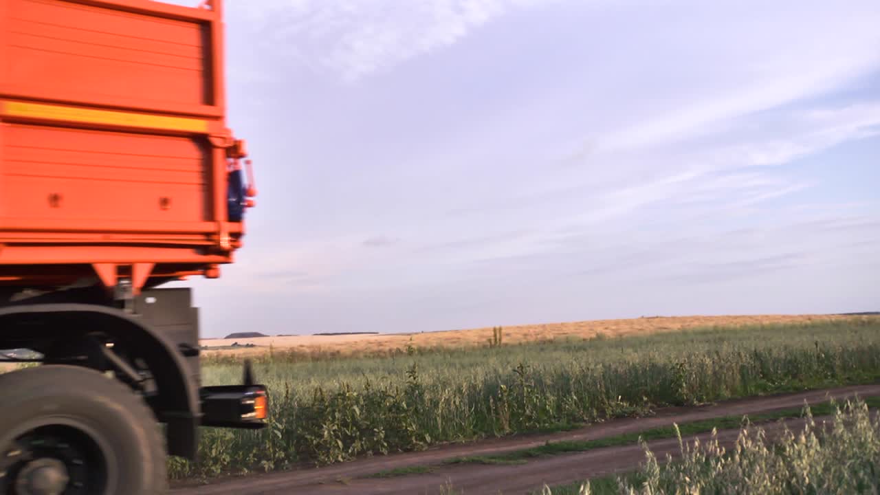 Rimorchi agricoli rossi su una strada di campagna