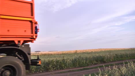 remolques agrícolas rojos en un camino de campo