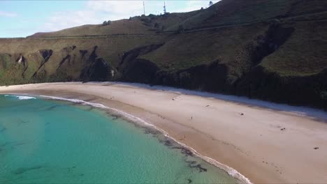 Toma-Aérea-Con-Plataforma-Rodante-En-La-Playa-De-Torimbia,-Llanes,-Asturias.