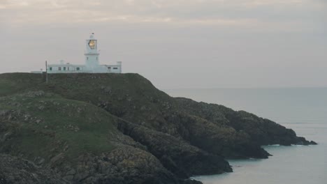 Vista-Del-Faro-En-La-Noche-Nublada