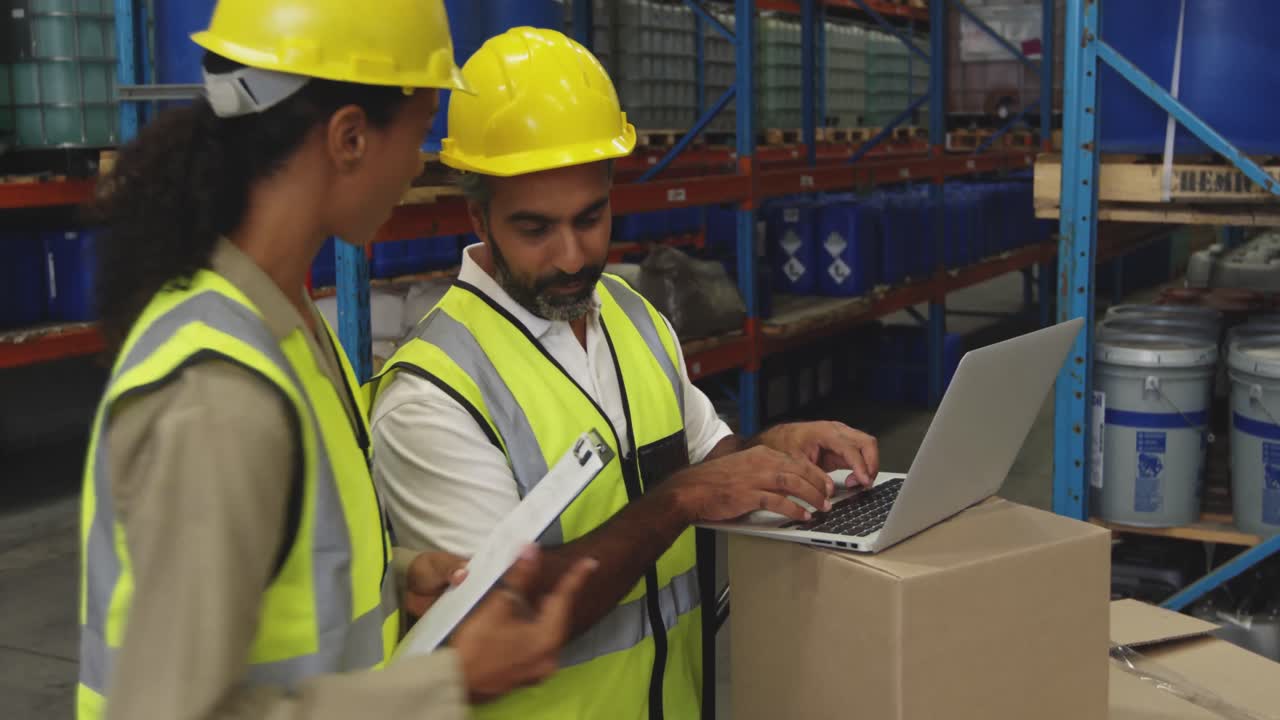 trabajadores interactuando en un almacén