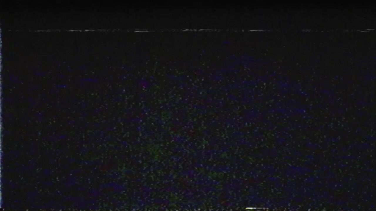 Rumore statico VHS retrò e glitch su schermo nero