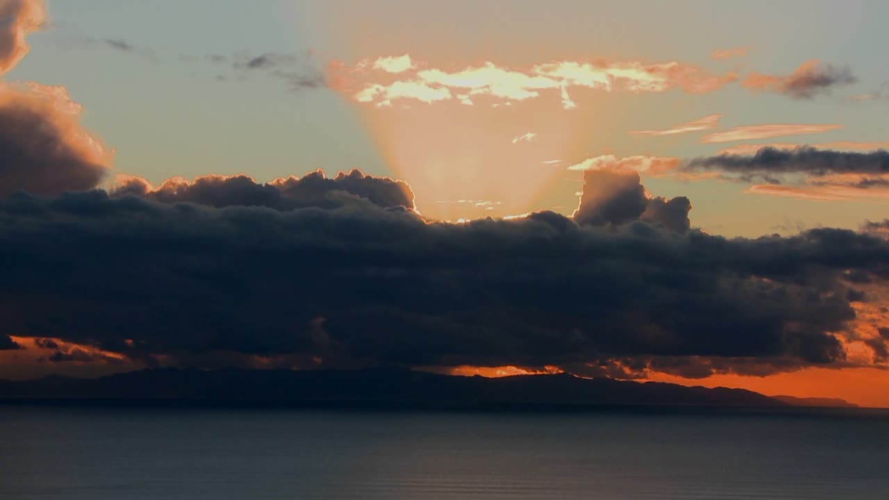 el sol se pone detrás de las nubes sobre las islas del canal en el sur de california