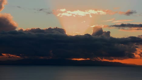 El-Sol-Se-Pone-Detrás-De-Las-Nubes-Sobre-Las-Islas-Del-Canal-En-El-Sur-De-California