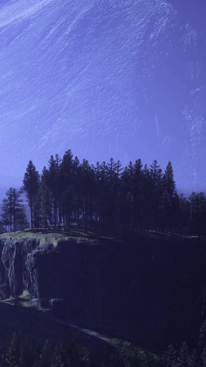 Alberi su una scogliera sotto un cielo azzurro al crepuscolo in un ambiente naturale.
