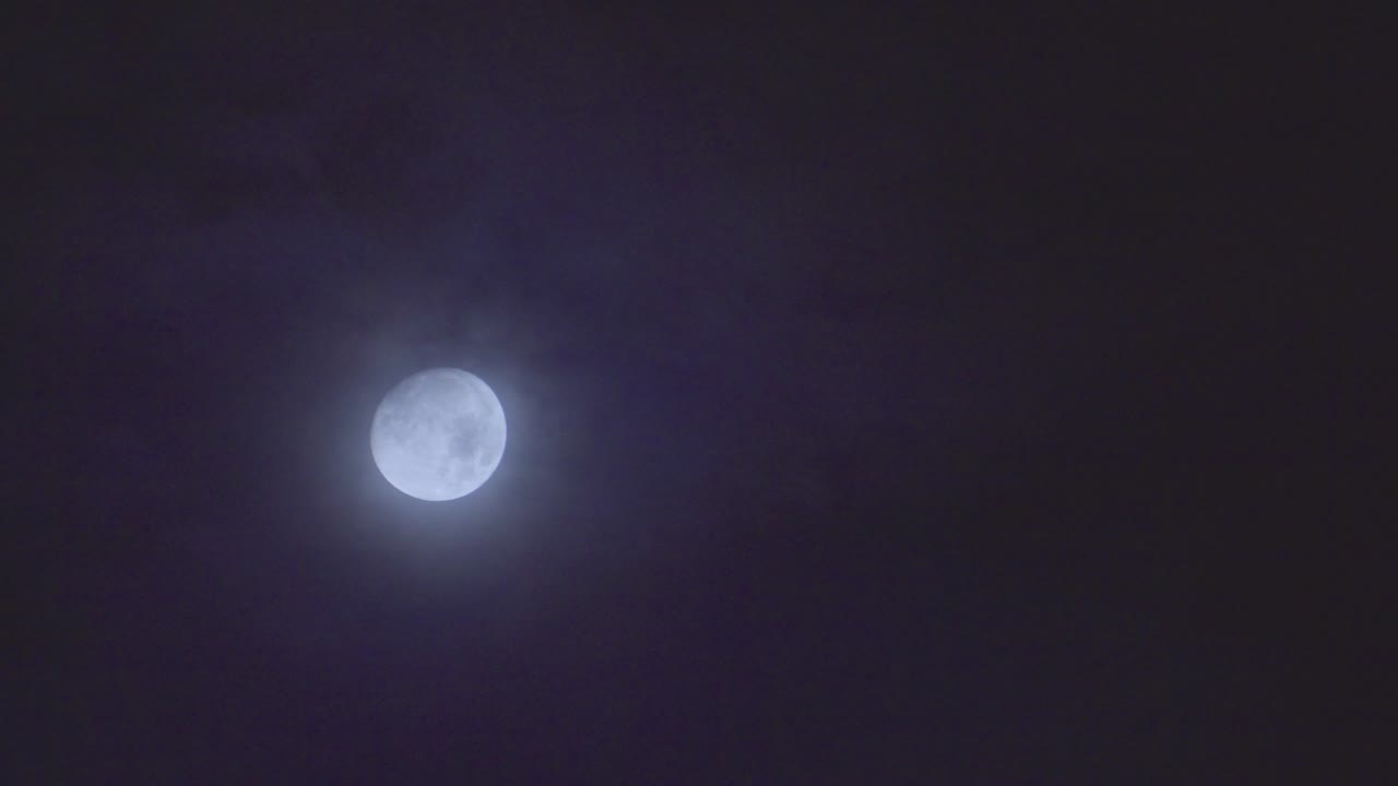 A lua quase cheia no belo céu noturno.