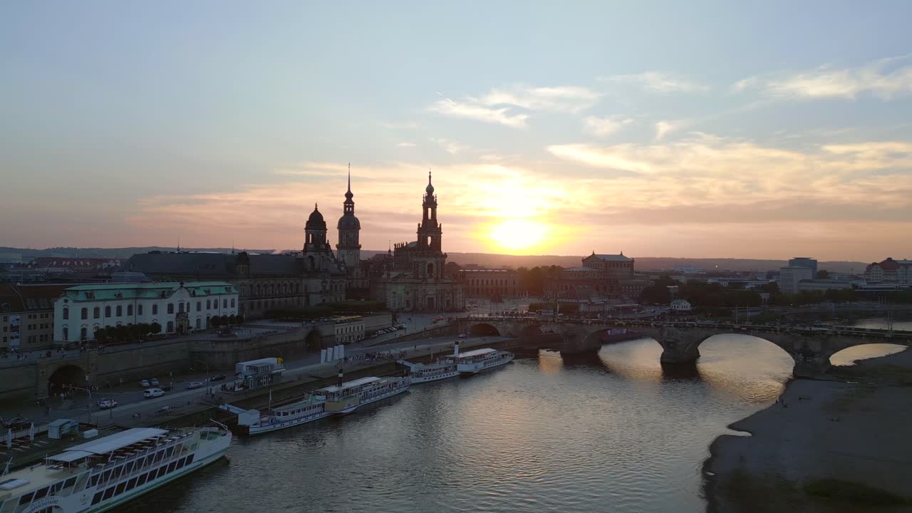 Splendido volo aereo dall'alto, tramonto sulla città di Dresda, Chiesa, Cattedrale, Ponte, Fiume.