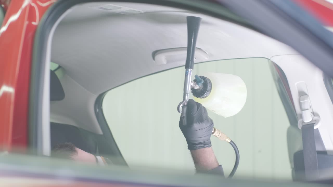 전문적인 자동차 청소. 샤워. 인테리어 세부 사항. 자동차 인테리어를 건조 청소 및 세부 사항; 깊은 좌석 청소; 자동차 세탁에서 거품을 는; 먼지에서 자동차 패널을 청소하는; 진공청소기