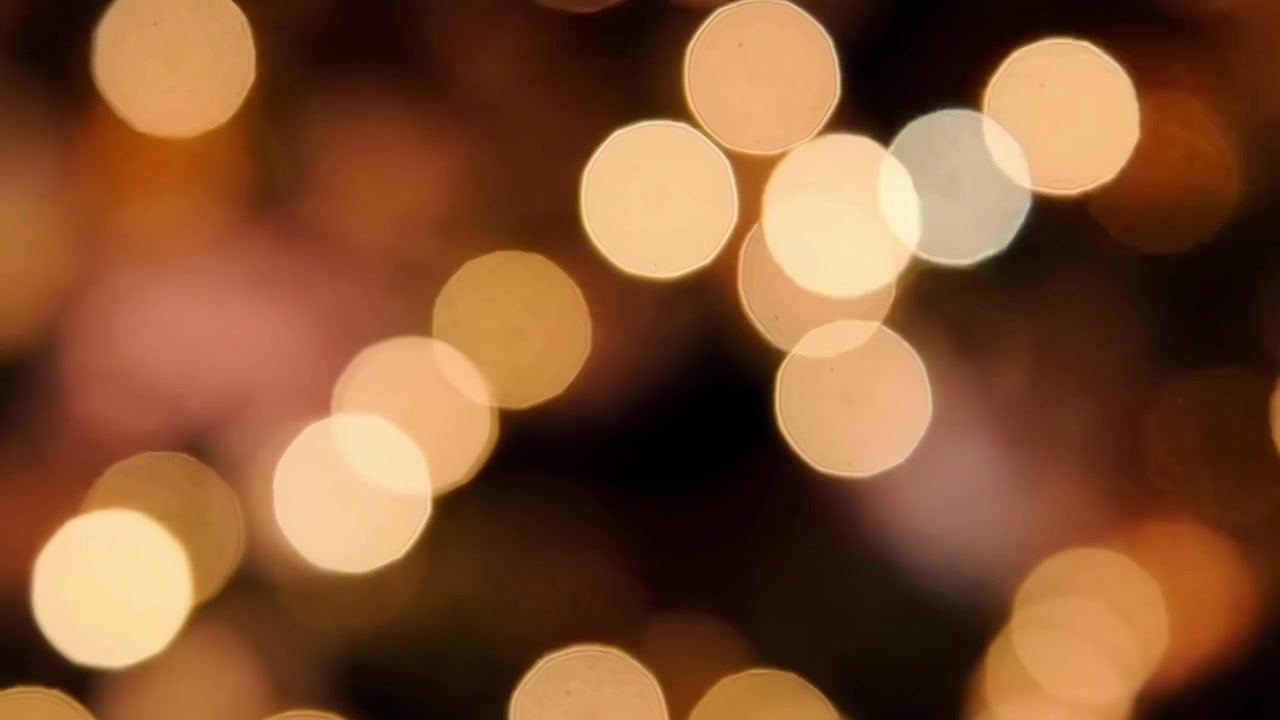 Luci bokeh calde e festive che scintillano nel buio