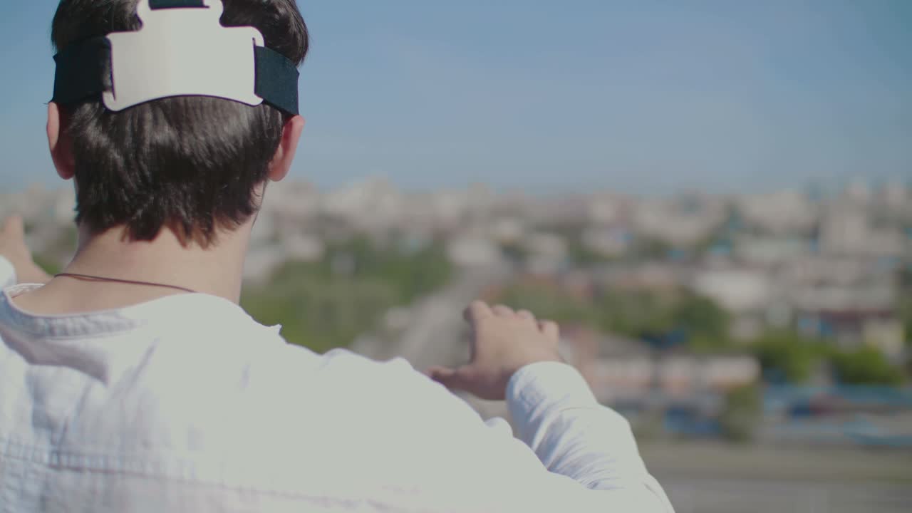 vr 헤드셋을 사용하는 남자