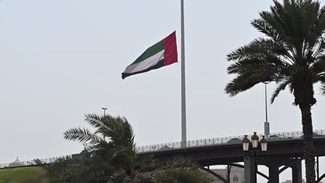 Die-Flagge-Der-Vereinigten-Arabischen-Emirate-Weht-Auf-Halbmast-über-Der-Flaggeninsel-In-Sharjah