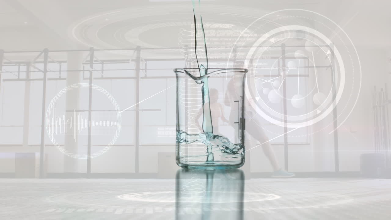 액체로 된 컵 위에서 달리는 사람들과 데이터 처리의 애니메이션