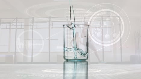 animación de personas corriendo y procesamiento de datos sobre vaso con líquido