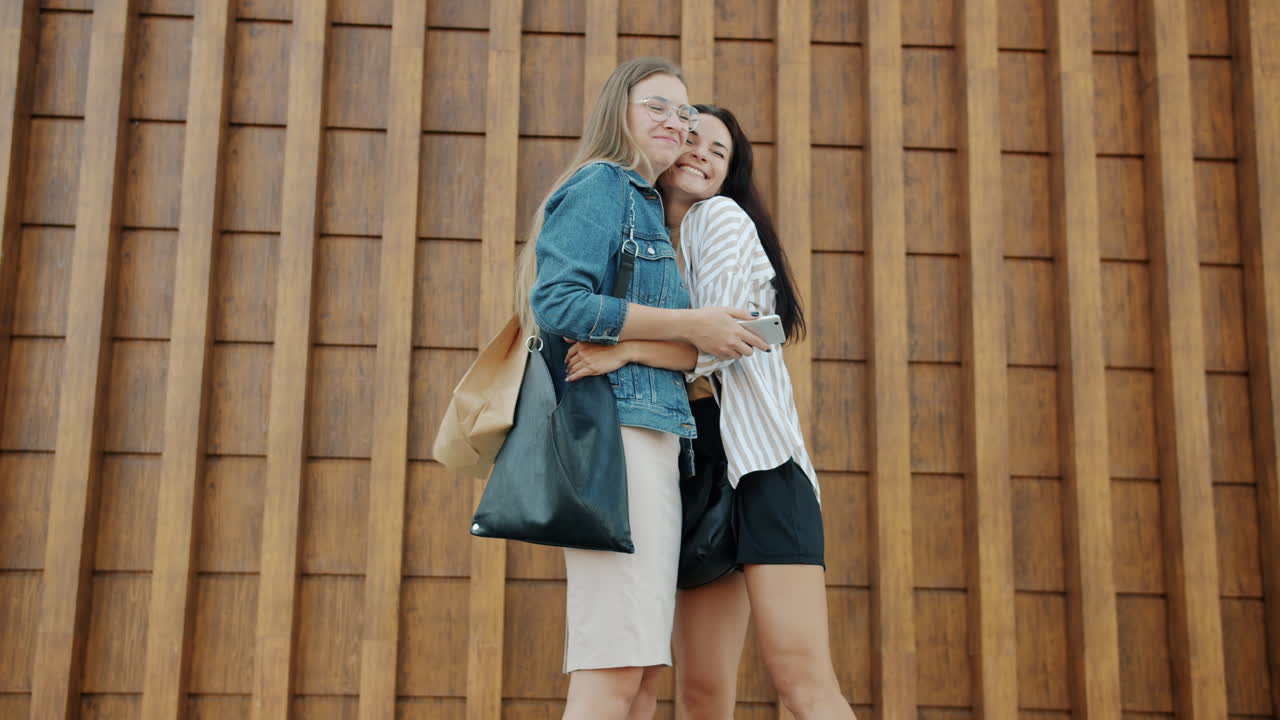 두 명의 여성이 쇼핑을 하고 있습니다.