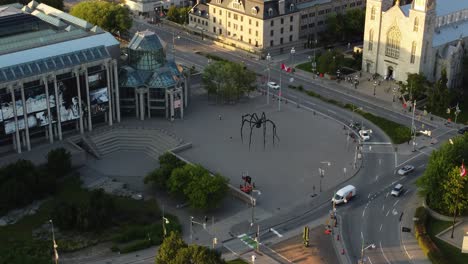 diseño único de la estatua de la araña en ottawa en el centro de la ciudad cerca del edificio moderno, canadá