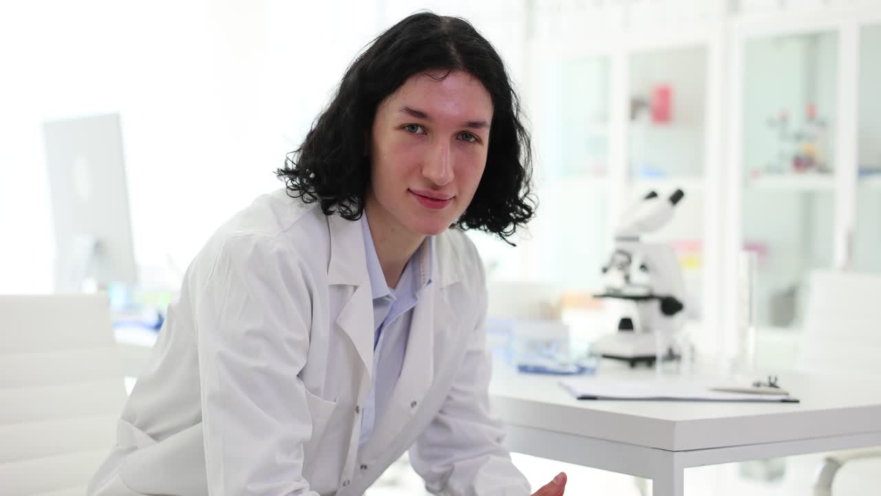 Una persona in camice da laboratorio in un laboratorio