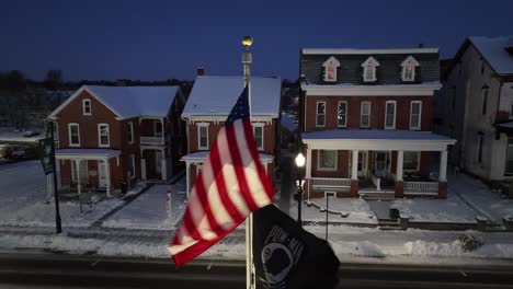 Bandera-Americana-Ondeando-En-Una-Calle-Nevada-En-La-Zona-De-Viviendas