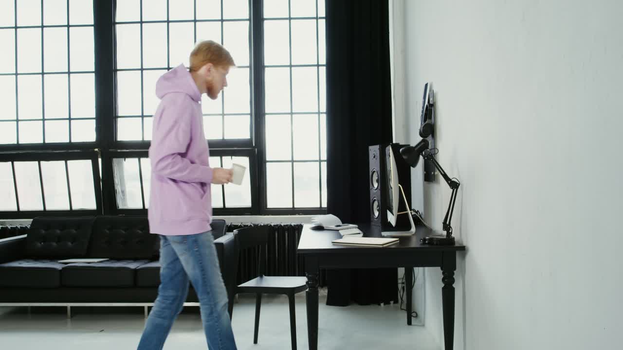 hombre trabajando en la oficina de casa