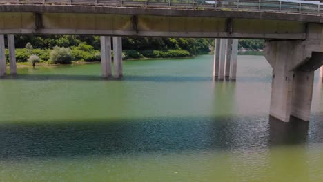 Imágenes-Aéreas-Sobre-El-Lago-Con-Drones-Volando-Bajo-Dos-Puentes