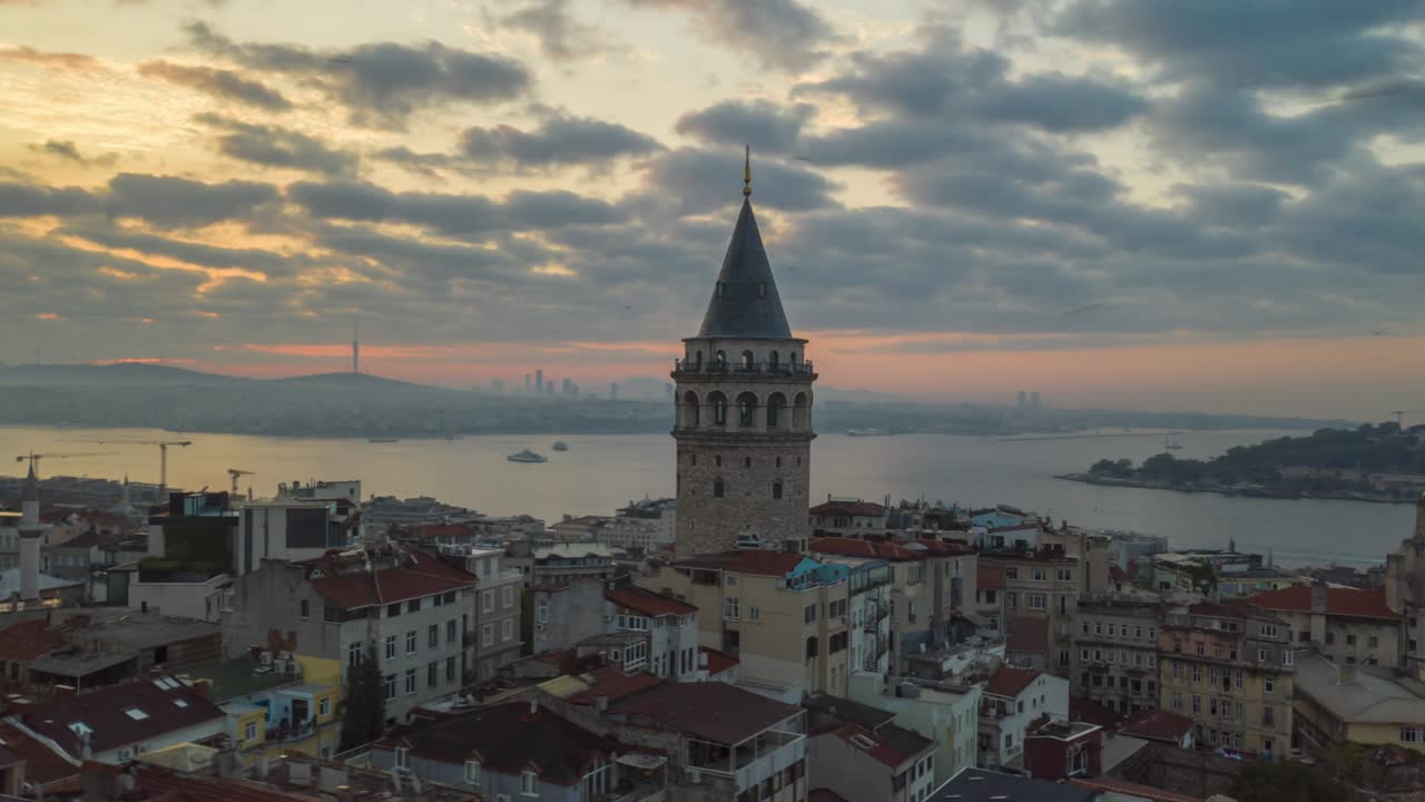 Galata-torni auringonnousun valossa, ilmasta kuvattu hyperlapse-drone-time-lapse-ympyräkuvaus.