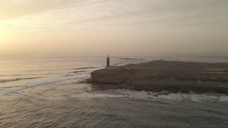 Ein-Wunder-Der-Meereslandschaft,-Das-Ein-Gefühl-Von-Frieden-Und-Ruhe-Hervorruft-Und-Den-Betrachter-Einlädt,-In-Die-Zeitlose-Schönheit-Der-Küstenlandschaft-Und-Den-Sanften-Rhythmus-Des-Meeres-Einzutauchen