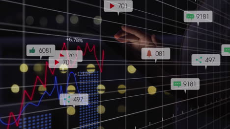 animación de gráficos y barras de notificación sobre la sección media de una mujer caucásica usando una tableta digital