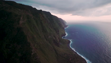 Vista-épica-De-Drones-De-Acantilados-A-Lo-Largo-De-La-Costa-De-Madeira,-Ponta-Da-Ladeira