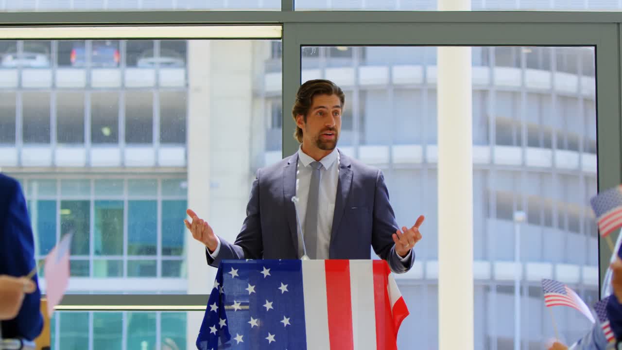 백인 남성 스피커가 비즈니스 세미나에서 연설합니다 4k