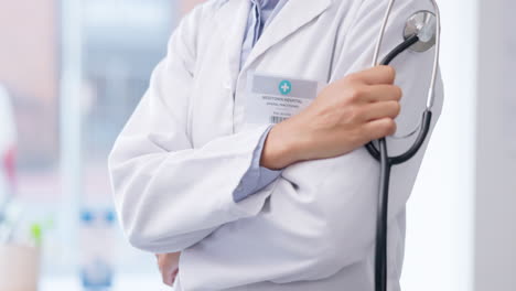 primer plano de la persona, el médico y los brazos cruzados