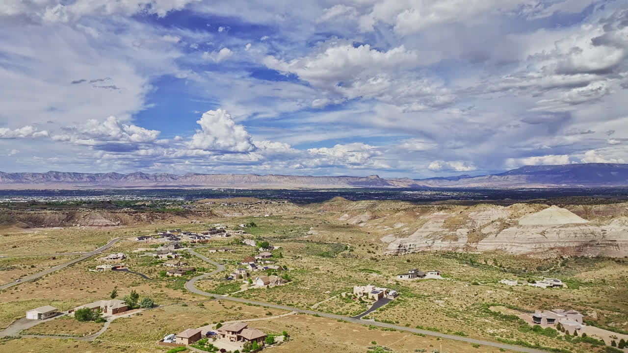 Sorvolo con drone di un quartiere nella Grand Valley, Colorado.