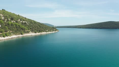 Toma-Aérea-De-Una-Laguna-En-Croacia-Cerca-De-La-Playa-De-Luca,-Istria