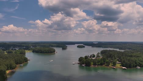 Luftpanoramaansicht-Des-Lake-Lanier-In-Cumming,-Georgia